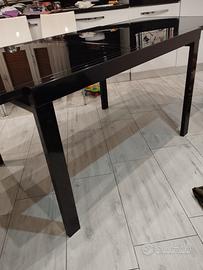 Tavolo in vetro nero