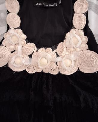 abito elegante in merletto e applicazioni floreali