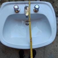 Lavandino bagno con rubinetti e piletta 