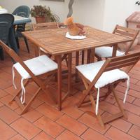 Tavolo e sedie pieghevoli in legno
