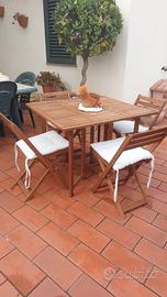 Tavolo e sedie pieghevoli in legno