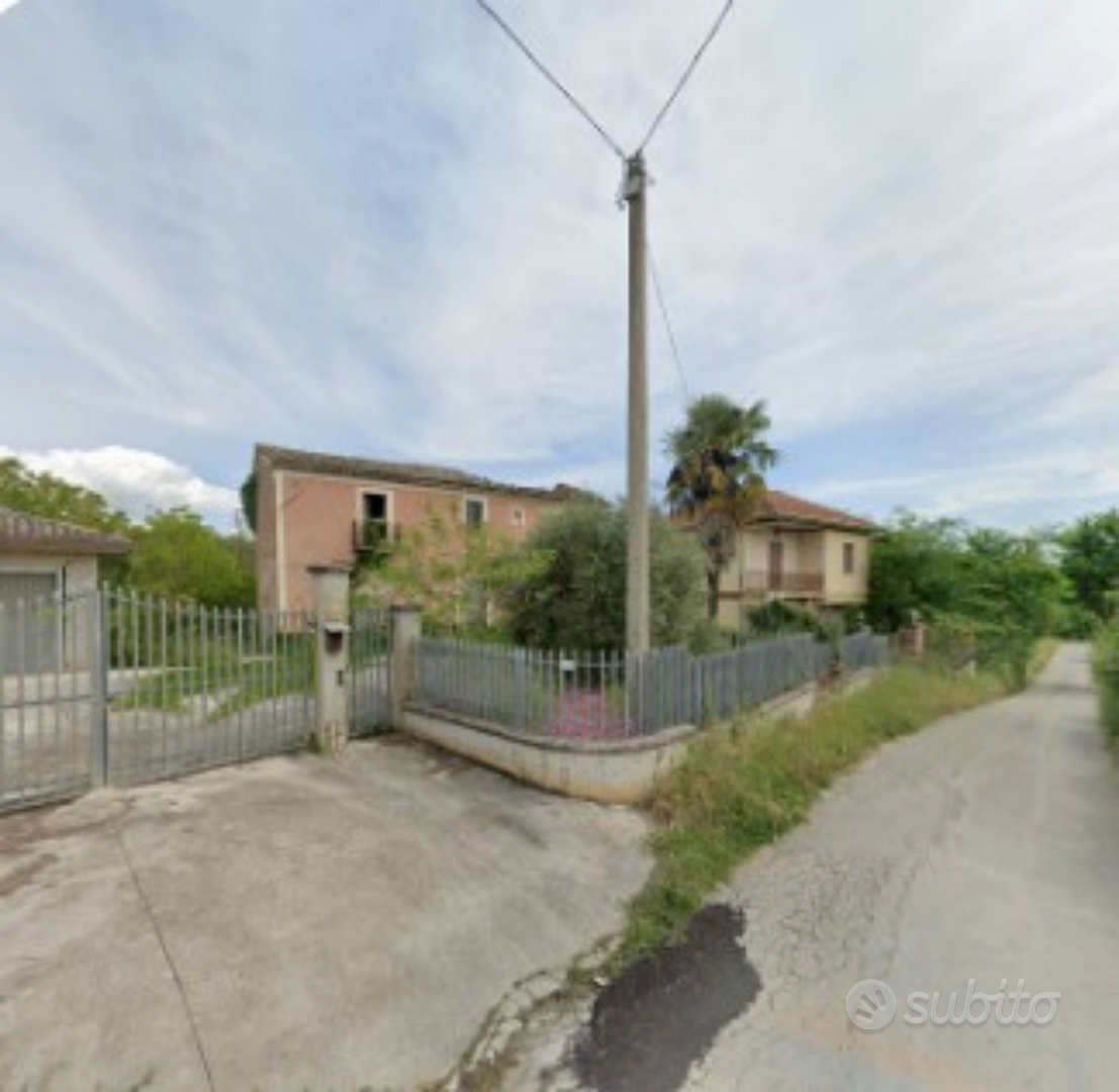 Rustici e terreno - Vista 2