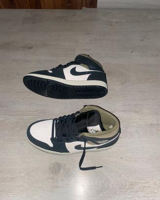 Nike Air Jordan 1 Mid nuove mai usate