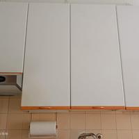 CUCINA COMPLETA IN LEGNO E FORMICA BICOLORE