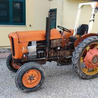 Trattore fiat 411 con telaio di protezione