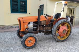 Trattore fiat 411 con telaio di protezione