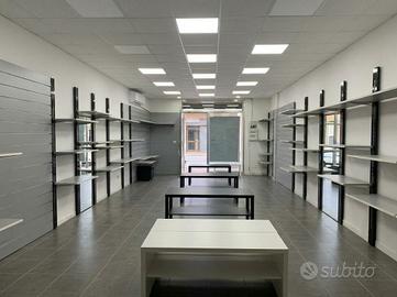 Titolo: Arredo completo per negozio / showroom