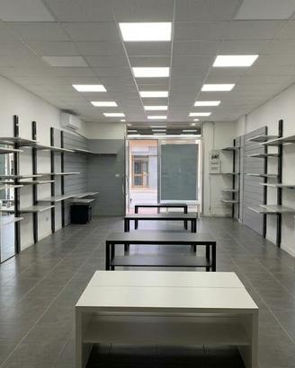 Titolo: Arredo completo per negozio / showroom