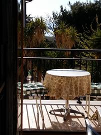 Appartamento con balcone fronte mare