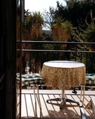 Appartamento con balcone fronte mare