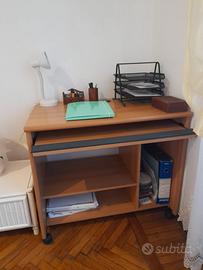 Scrivania PC con ruote