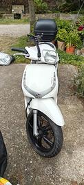  Scooter Peugeot  150cc anno 2014
