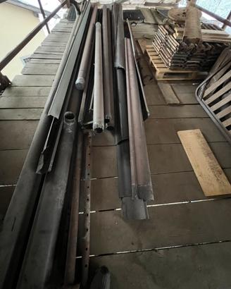 Diversi canali per tettto  , testa di moro.