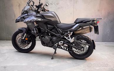 Benelli TRK 502 X con faretti
