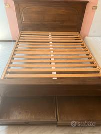 Letto matrimoniale in legno massiccio