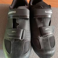 Scarpini con attacchi