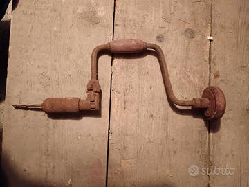Antico trapano a mano in legno