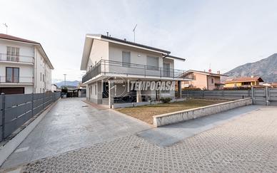 VILLA BIFAMILIARE RISTRUTTURATA CON PISCINA