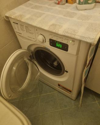 Lavatrice indesit 6Kg pari al nuovo, ancora 2 Anni