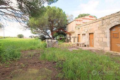 Caseggiato Rurale con Ampio Terreno Direzionale