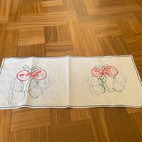 Centrotavola  ricamato a mano vintage old style