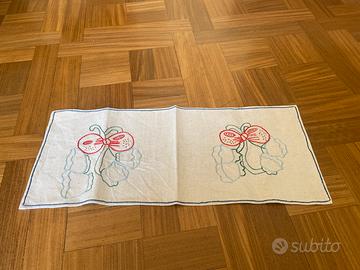 Centrotavola  ricamato a mano vintage old style