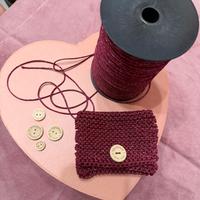 Portatessere o monete fatto a maglia