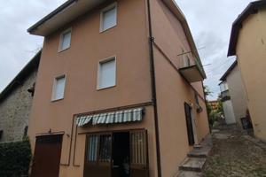 Porzione terra-tetto di casa bifamiliare in sasso