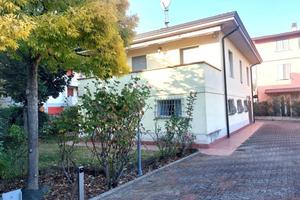 VILLA INDIPENDENTE SU DUE LIVELLI CON GIARDINO DOP