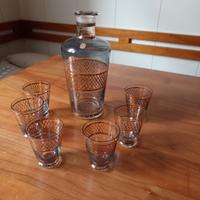 Bottiglia liquore e sei bicchierini vetro e oro
