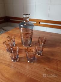 Bottiglia liquore e sei bicchierini vetro e oro