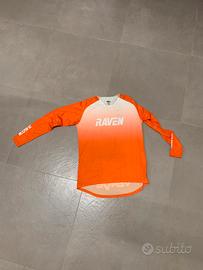 tuta completa di protezioni marchio raven