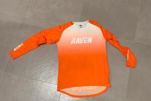 tuta completa di protezioni marchio raven