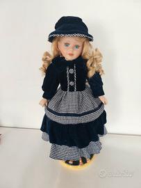 Vintage vecchia bella bambola bionda di porcellana