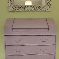 Cassettiera in legno con scrittoio