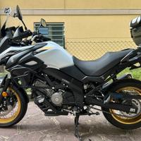 Moto Suzuki V-Strom 650 (2023)