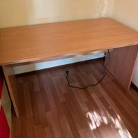Scrivania con cassettiera