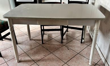 Tavolo bianco cucina