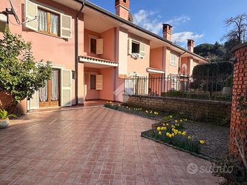 VILLA A SCHIERA A MONTE COMPATRI