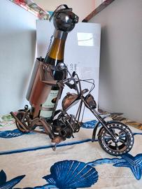 portabottiglie in metallo design Motociclista 