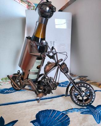 portabottiglie in metallo design Motociclista 