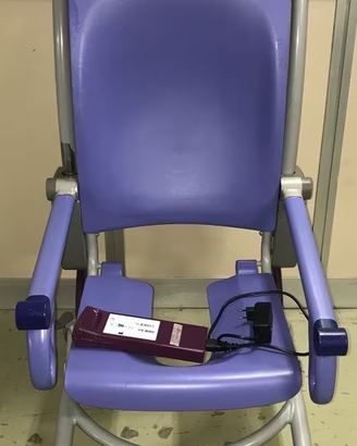 Poltrona WC ARJO CARINO con sollevamento assistito