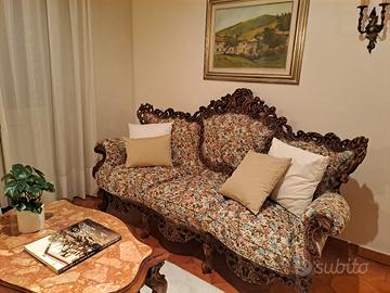 Salotto completo in stile barocco.