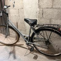 Bici da donna stile city bike elegante e comoda