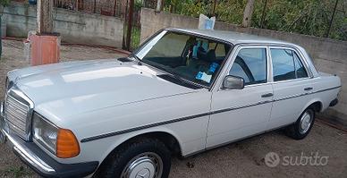 MERCEDES depoca 240D del 1979