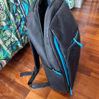 Zaino nero e blu