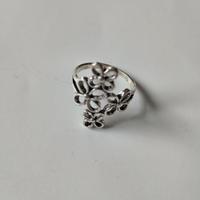 anello con fiori 