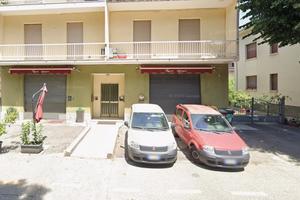 Negozio in zona residenziale vicino al centro