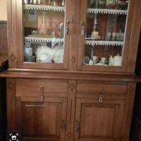 sala completa con coltromobile tavola e sedie