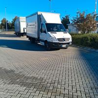Furgone con sponda idralica e telonato